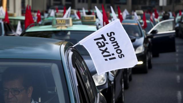 Portugal: des centaines de taxis manifestent contre Uber