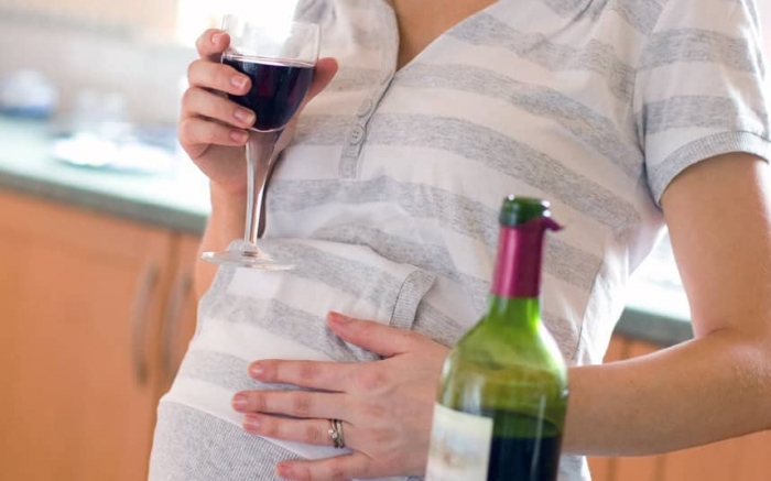 تناول الكحوليات أثناء الحمل "ليس آمنا تماما للأجنة"