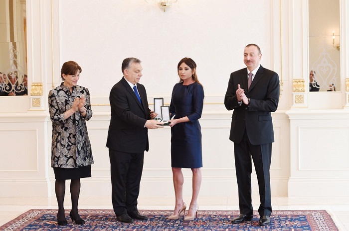 La première dame d’Azerbaïdjan Mehriban Aliyeva décorée d’une haute distinction hongroise