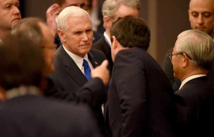 Mike Pence visite la plus grande mosquée d'Indonésie