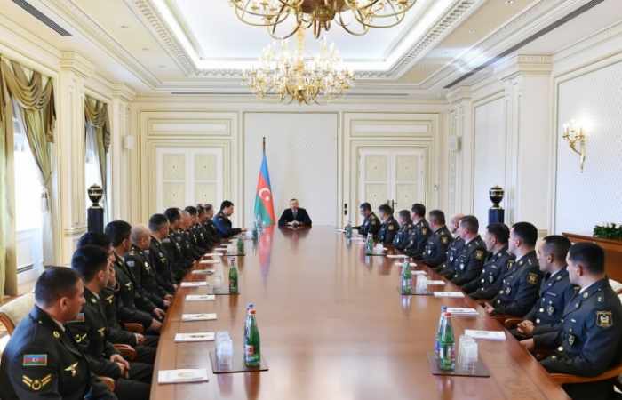 President meets servicemen on anniversary of April victory