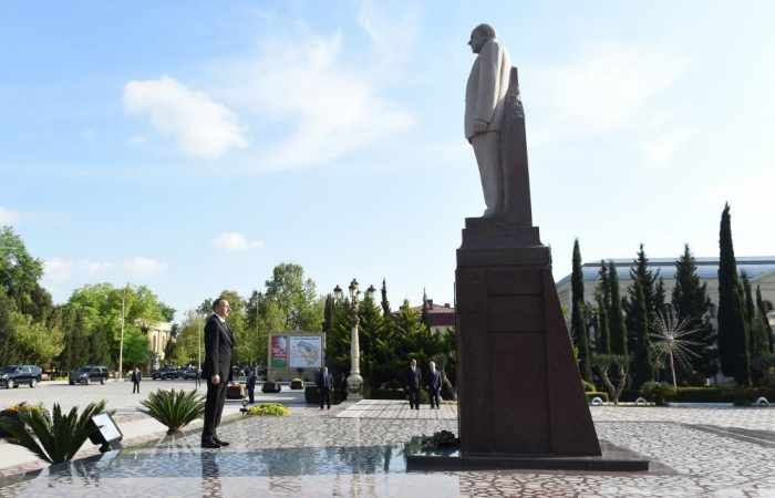 Ilham Aliyev visited statue of national leader Heydar Aliyev in Yevlakh

