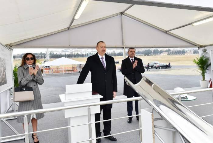 Präsident Ilham Aliyev legt Grundstein des ersten Gebäudes im Wohnkomplex in Hovsan
