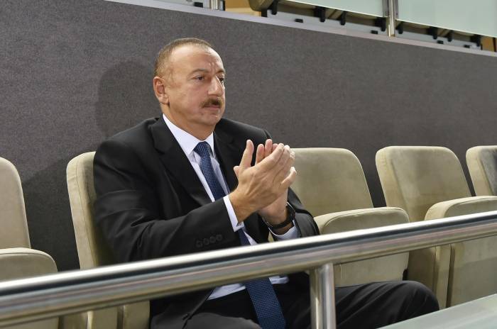 Le président d’Azerbaïdjan suit le match Azerbaïdjan-Allemagne