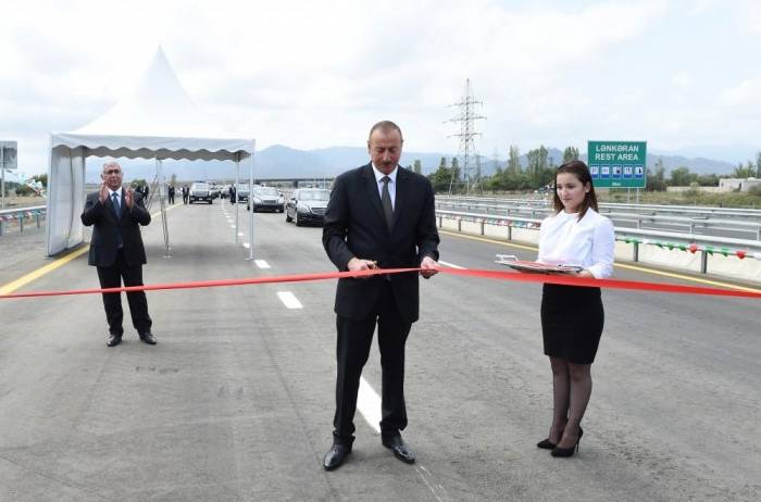 Le président Ilham Aliyev visite le district de Djalilabad