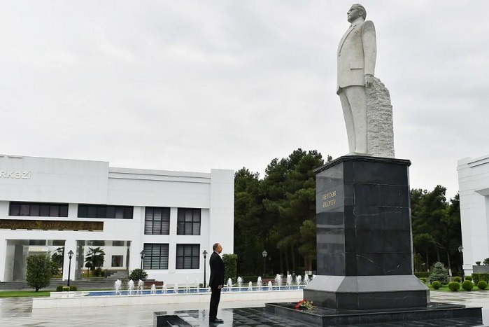 Ilham Aliyev visits national leader’s statue in Sabirabad