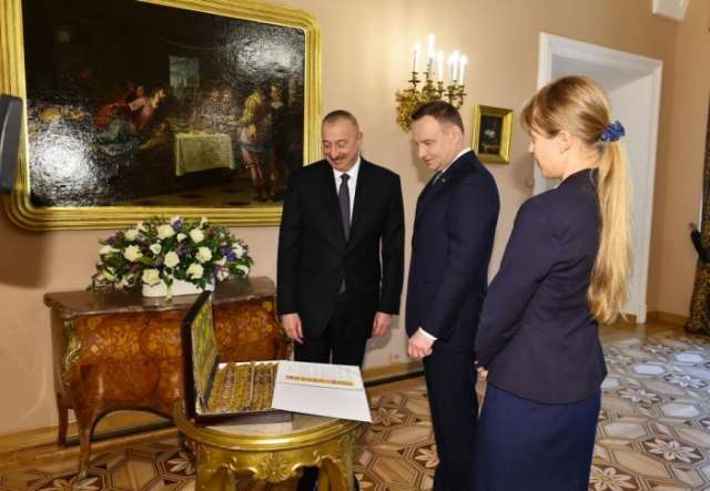 Azerbaijani, Polish presidents exchange gifts

