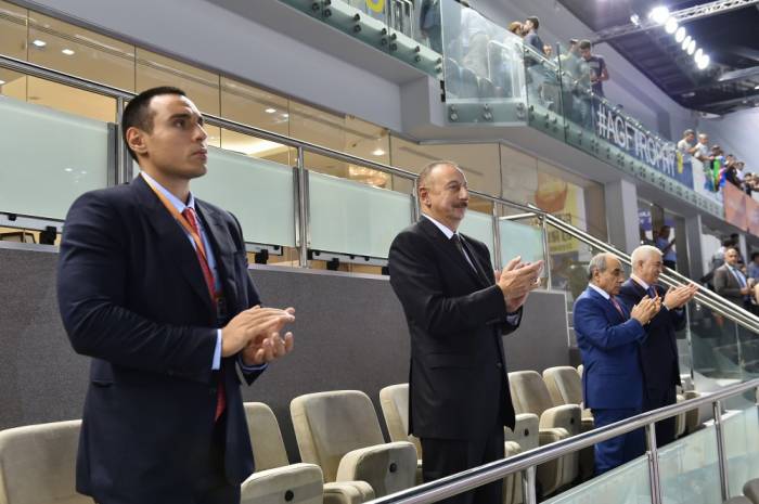 Championnat d’Europe de volley-ball féminin: Ilham Aliyev a assisté au match de l’équipe nationale