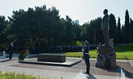 Azerbaijani president pays tribute to national leader Heydar Aliyev