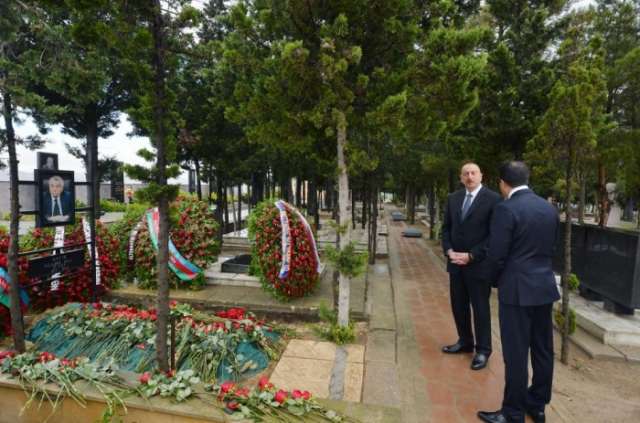 President Ilham Aliyev visits grave of late Energy Minister Natig Aliyev
