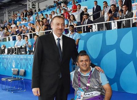 Prezident şəkil çəkdirdiyi Qarabağ qazisinə nə deyib?