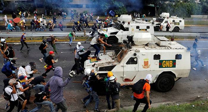 Militares venezolanos que incurren en violencia contra protestas "actúan por su cuenta"