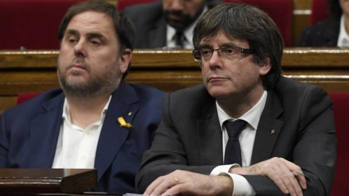 Puigdemont y Junqueras acaban de presentar las credenciales en el Parlament como diputados