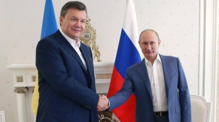 Yanukoviç bir əlində iki qarpız tutmaq istəyir