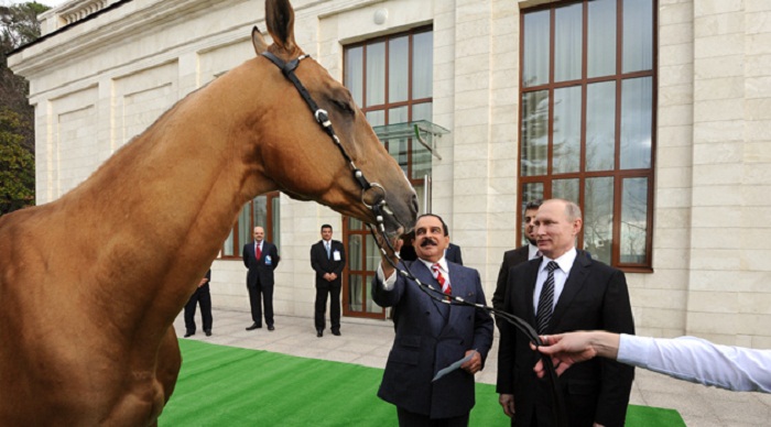 Putin krala milyonluq at hədiyyə etdi - FOTO