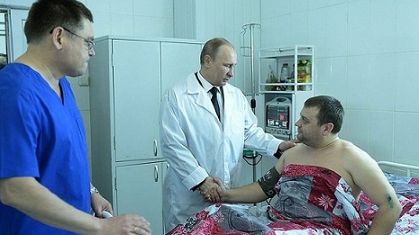 Putin terrorda yaralananları ziyarət etdi - VİDEO