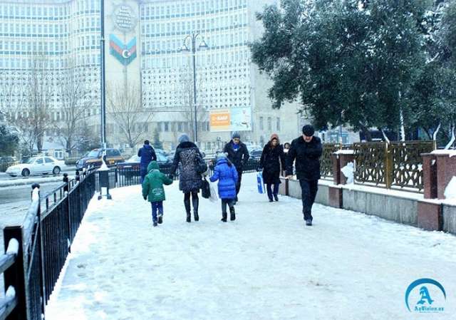 Schneebedecktes Baku- FOTOS