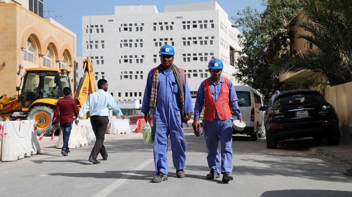 Mondial 2022: le Qatar distribue des chapeaux rafraîchissants aux ouvriers