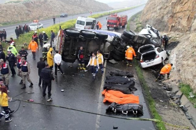 Türkiyədə ağır yol qəzası: 9 ölü, 30-dan çox yaralı