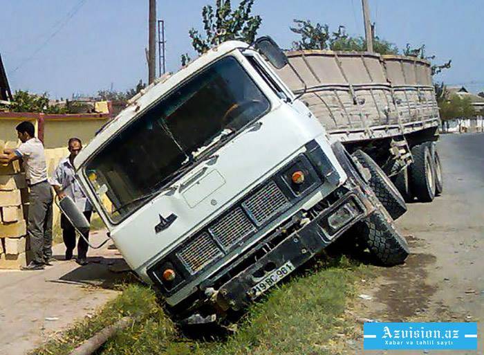 Qubada iki qadın “KAMaz-ın altında qalıb