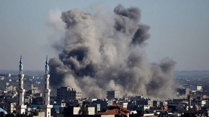 الجيش الإسرائيلي يقصف قطاع غزة برا وجوا
