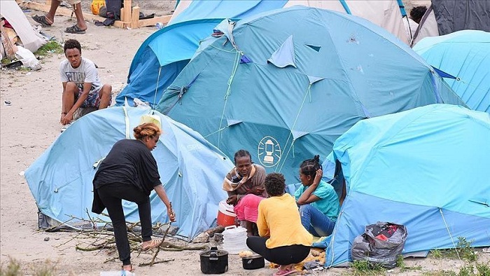 Quitter ou rester, la dernière hésitation des migrants de Calais