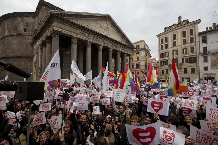 Renzi fuerza al Parlamento a aprobar las uniones civiles homosexuales