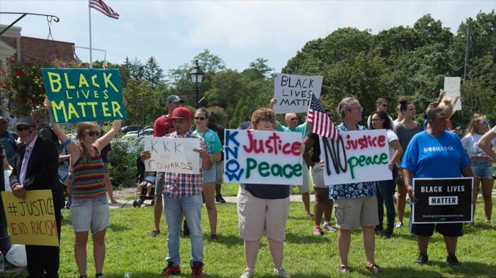 Marchan en EEUU contra racismo pese a advertencia de KKK