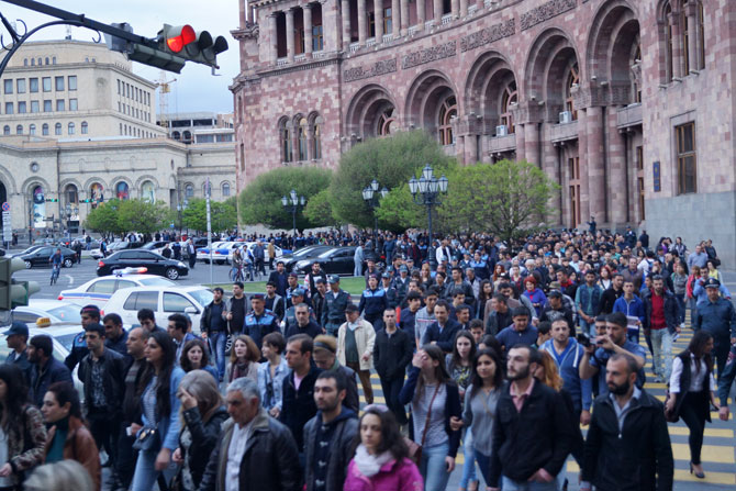 Des milliers manifestants se réunissent à Erevan à l`appui du changement de régime politique en Arménie - FLASH