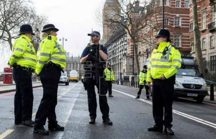 Una mujer herida y seis detenidos en una operación antiterrorista en R.Unido