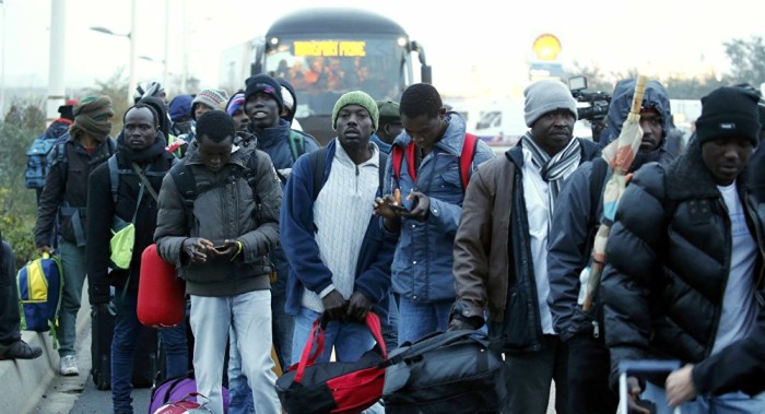 Arranca el realojo de inmigrantes de Calais 