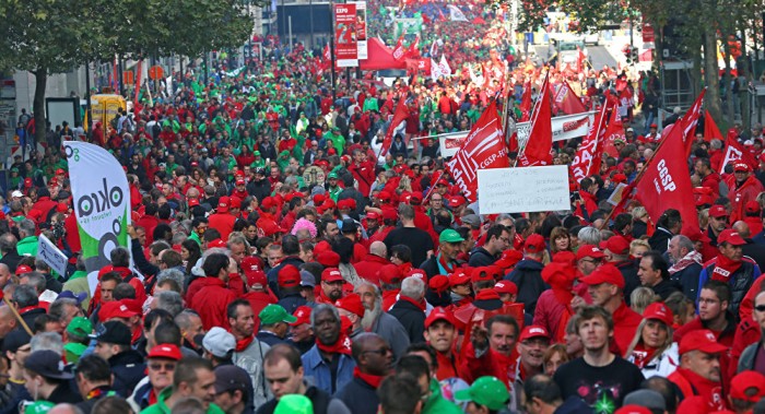Decenas de miles de personas protestan contra los recortes en Bruselas