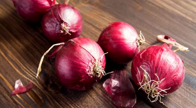 Red onions may help prevent cancer more than white onions