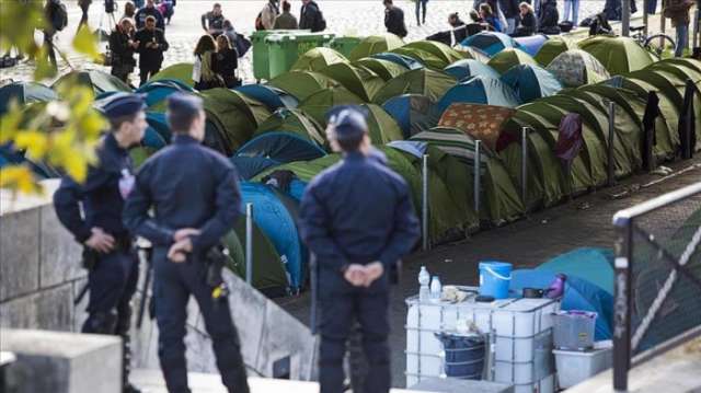 French authorities move to clear out refugee camp in Paris
