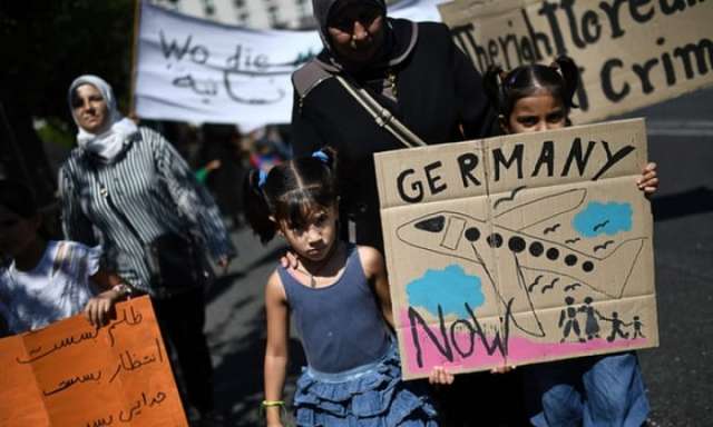 EU states begin returning refugees to Greece as German reunions slow