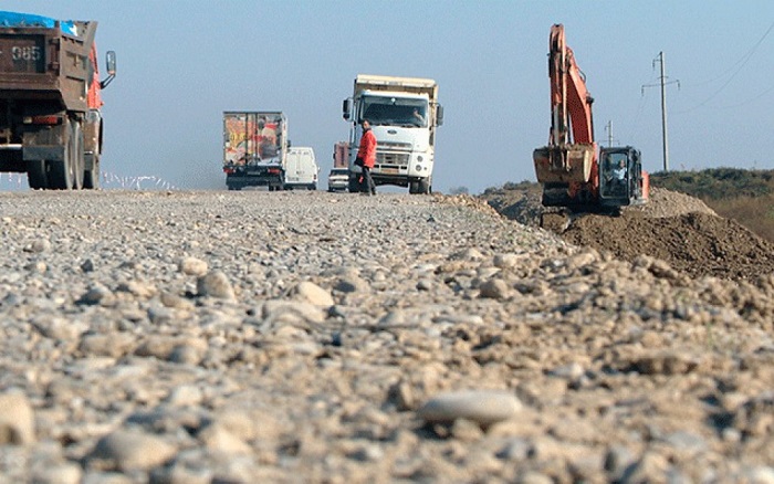Ilham Aliyev stellt zwei Millionen Manat für Rekonstruktion einer Brücke bereit