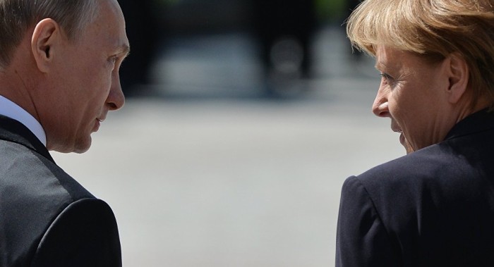 Putin y Merkel abogan por restaurar el alto el fuego en Donbás 