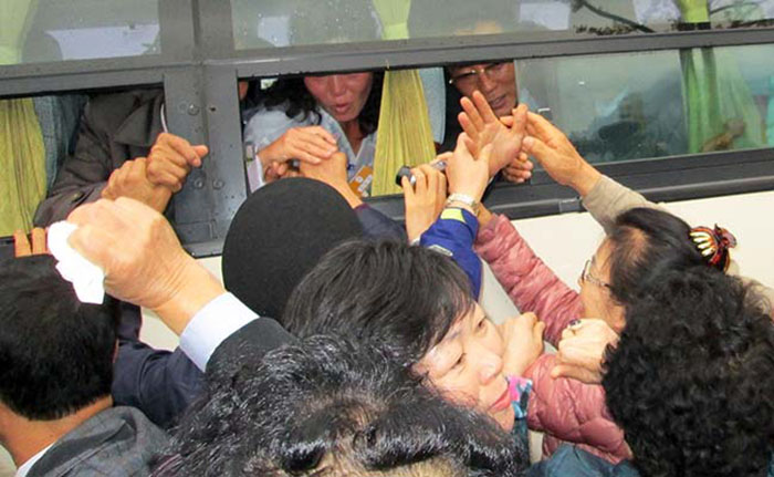 South Koreans cross into North for second family reunion