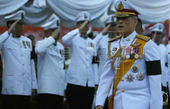 El rey de Tailandia sanciona la nueva Constitución y abre camino a las elecciones