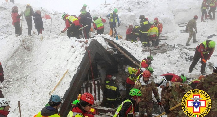 Recuperan los cuerpos de otras víctimas del alud en el hotel Rigopiano