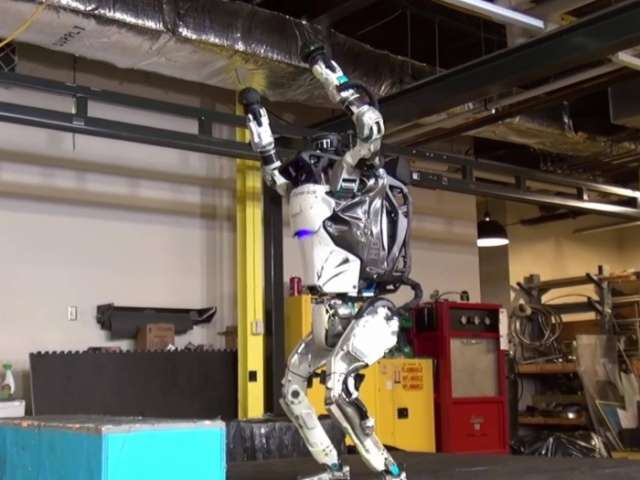 Scientist create humanoid robot can backflip and land on two feet