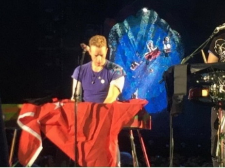 El  grupo de rock  británico Coldplay  desplegó la bandera turca en Berlín