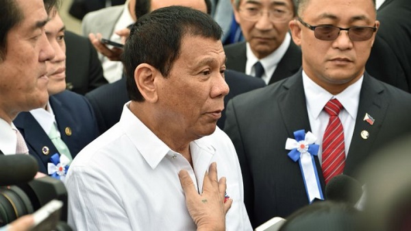 "Dieu m`a demandé d`arrêter les insultes": la promesse du président philippin