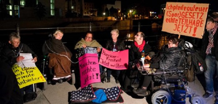 Demo gegen Teilhabegesetz: Rollstuhlfahrer protestieren vor Bundestag