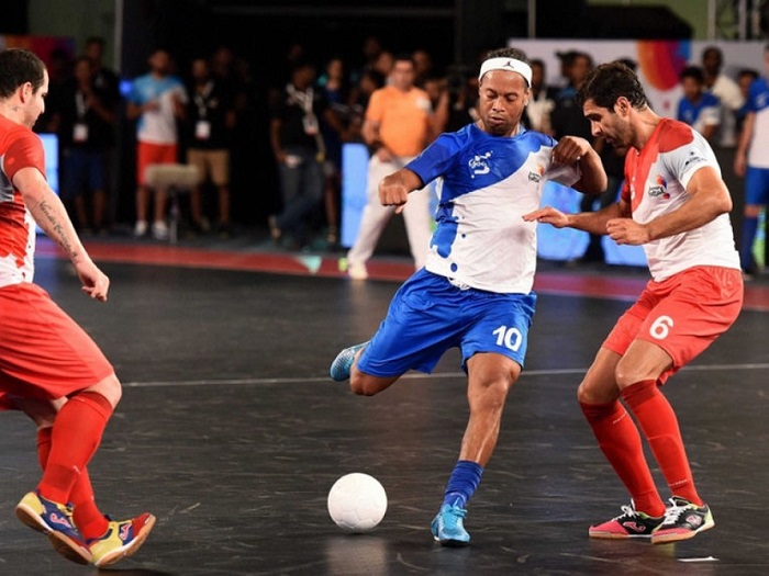 Ronaldinho trifft beim Futsal in Indien herrlich