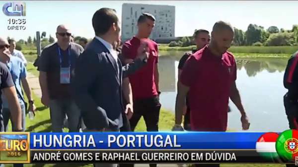 Cristiano Ronaldo jette le micro d`un journaliste à l`eau - VIDEO