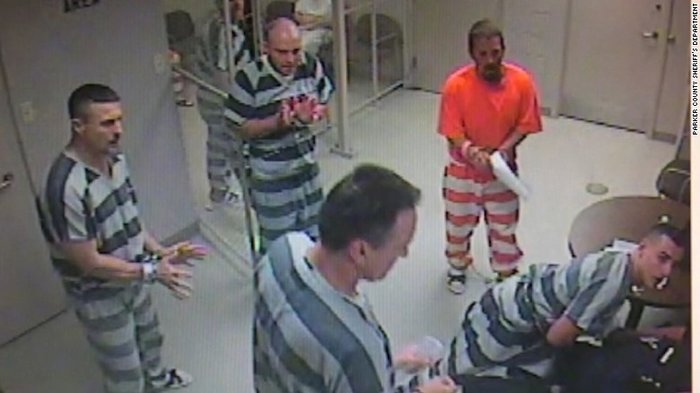 Texas inmates break out of cell ... to save guard`s life - VIDEO