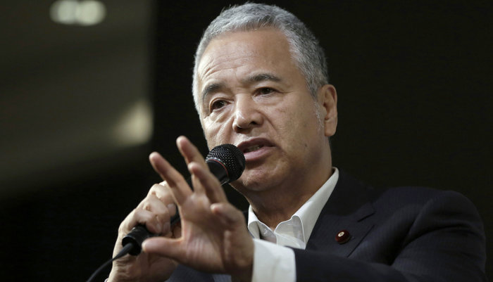 Japan`s economy minister embroiled in bribery scandal