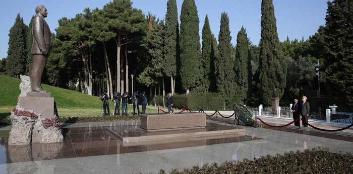 Representatives of Indonesian Parliament visit grave of Heydar Aliyev
