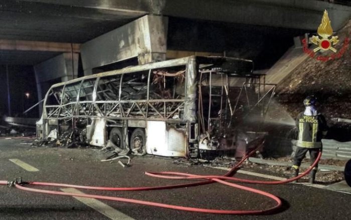Italy coach crash: at least 16 dead -UPDATED 